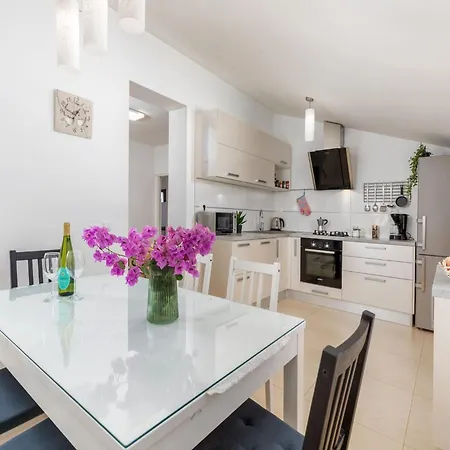 In Near Amphitheater プーラ