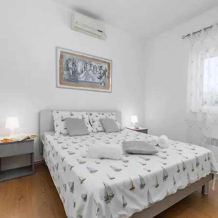 In Near Amphitheater 아파트 풀라