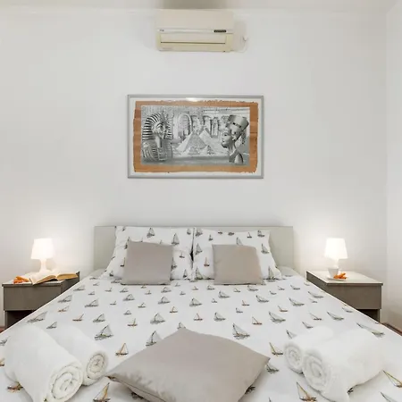 In Near Amphitheater プーラ