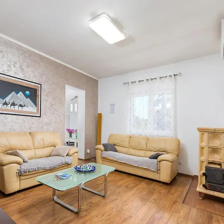 In Near Amphitheater プーラ