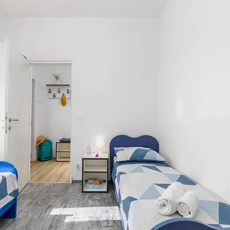 In Near Amphitheater * プーラ