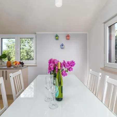 아파트 In Near Amphitheater *