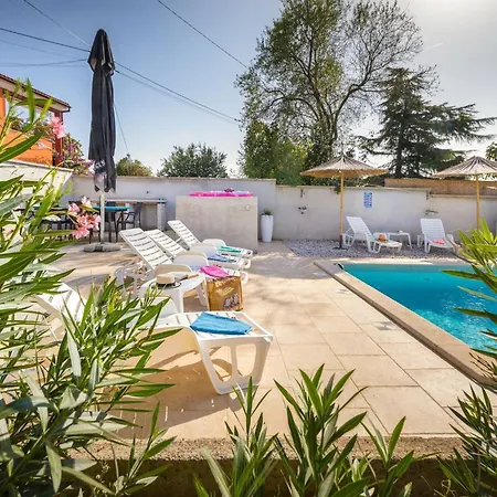 דירה With Private Pool And Jacuzzi פולה