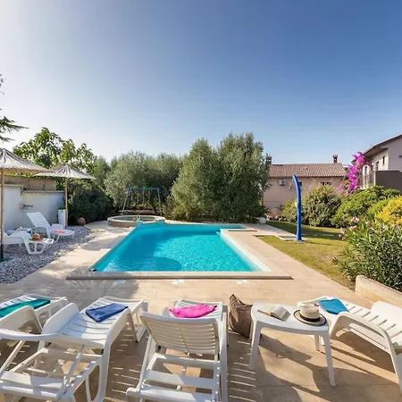 With Private Pool And Jacuzzi * פולה