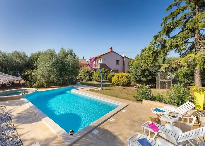 In Near Amphitheater Apartment *