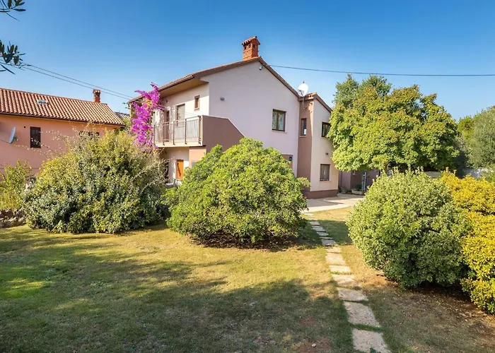 In Near Amphitheater Apartment *