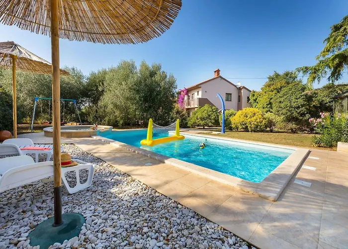 In Near Amphitheater Apartment